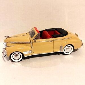 Welly 1:18 Scale 1941 Chevy Special Deluxe Cream Convertible Diecast Model Car